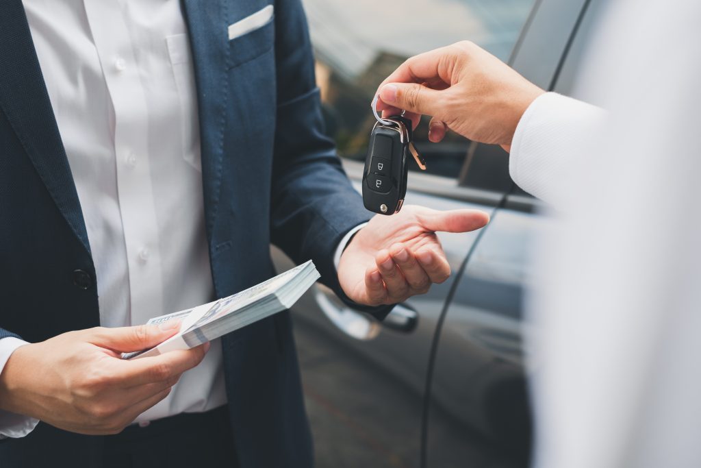 Financing made easy at Everett Kia in Batesville, AR where a consumer is ready to exchange payment for the keys to their new Kia. 