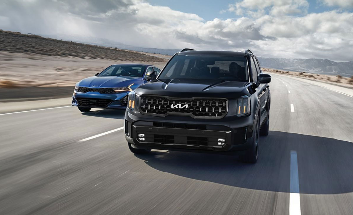 Kia SUV and sedan driving side by side