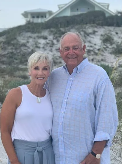 Dwight and Susie Everett holding an award