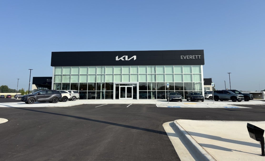 The Everett Kia dealership building in Searcy AR