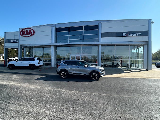 The Everett Kia dealership building in Batesville AR