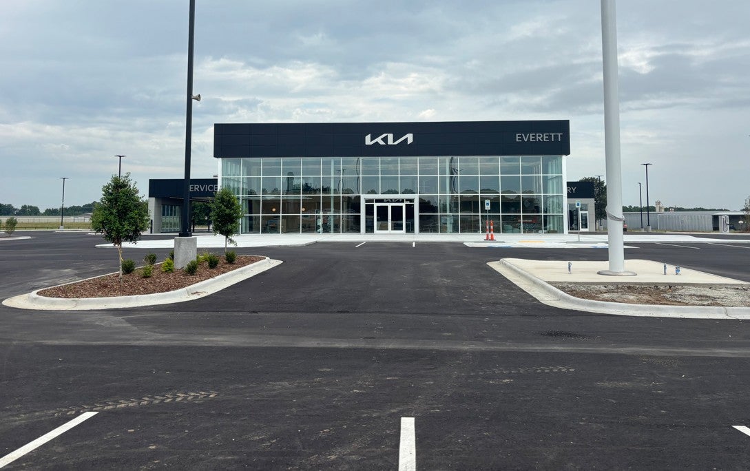 The Everett Kia dealership building in Searcy AR